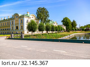 Territory of the Konstantinovsky Palace in Strelna (2018 год). Редакционное фото, фотограф FotograFF / Фотобанк Лори