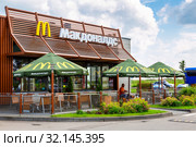 McDonald's fast food restaurant in summer day (2017 год). Редакционное фото, фотограф FotograFF / Фотобанк Лори