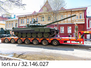 Transportation of heavy army tank T-72B3 on a cargo platform (2019 год). Редакционное фото, фотограф FotograFF / Фотобанк Лори