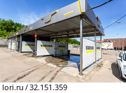 Car wash self-service in summer day (2019 год). Редакционное фото, фотограф FotograFF / Фотобанк Лори