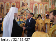Митрополит Ювеналий и глава Дмитровского городского округа И. И. Поночевный в Николо-Пешношском монастыре (2019 год). Редакционное фото, фотограф Дмитрий Неумоин / Фотобанк Лори