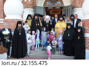 Общий снимок после литургии в Николо-Пешношском монастыре (2019 год). Редакционное фото, фотограф Дмитрий Неумоин / Фотобанк Лори