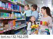 Ordinary family with two daughters purchasing yoghurts. Стоковое фото, фотограф Яков Филимонов / Фотобанк Лори