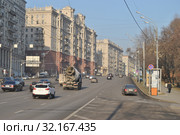 Девяти-десятиэтажный четырёхподъездный кирпичный жилой дом (построен в 1949 году). Бывший жилой дом работников Министерства государственной безопасности (МГБ) СССР. Улица Земляной Вал, 46. Таганский район. Город Москва (2014 год). Редакционное фото, фотограф lana1501 / Фотобанк Лори