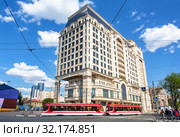 Cityscape with flowers, red tram and Lotte Hotel Samara (2019 год). Редакционное фото, фотограф FotograFF / Фотобанк Лори