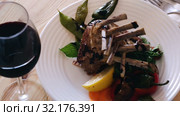 Roasted rectangle lamb rack served with greens and fresh vegetables. Стоковое видео, видеограф Яков Филимонов / Фотобанк Лори