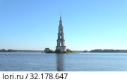 Колокольня затопленного Никольского собора на Угличском водохранилище июльским днем. Калязин, Россия (2017 год). Стоковое видео, видеограф Виктор Карасев / Фотобанк Лори