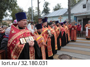 Крестный ход из Ильинского в Усово, молебен у Усовской школы (2019 год). Редакционное фото, фотограф Дмитрий Неумоин / Фотобанк Лори