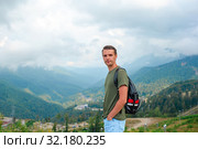 Tourist man in mountains in the background of fog. Стоковое фото, фотограф Дмитрий Травников / Фотобанк Лори