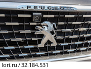 Peugeot logo on the car (2019 год). Редакционное фото, фотограф FotograFF / Фотобанк Лори