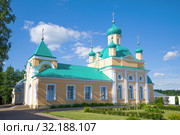 Церковь Введения Пресвятой Богородицы во Храм в Введено-Оятском монастыре солнечным июльским днем. Оять, Лениградская область. Россия (2018 год). Стоковое фото, фотограф Виктор Карасев / Фотобанк Лори