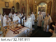 Митрополит Ювеналий в алтаре Троицкого собора города Подольска (2019 год). Редакционное фото, фотограф Дмитрий Неумоин / Фотобанк Лори