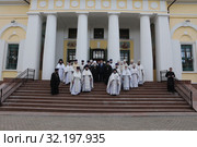 Общая фотография после литургии в Троицком соборе Подольска (2019 год). Редакционное фото, фотограф Дмитрий Неумоин / Фотобанк Лори