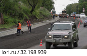 Дорожно-строительные работы, укладка нового асфальта на дороге в городе (2019 год). Редакционное видео, видеограф А. А. Пирагис / Фотобанк Лори