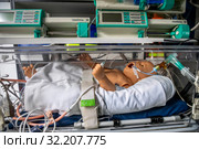 Реанимационный бокс для младенцев и недоношенных детей в медицинском автомобиле скорой помощи в городе Москве, Россия (2019 год). Редакционное фото, фотограф Николай Винокуров / Фотобанк Лори