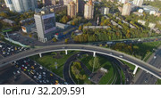 Intersections busy with traffic. Aerial view of Moscow, Russia. Стоковое видео, видеограф Данил Руденко / Фотобанк Лори