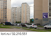 Микрорайон Марфино Северо-Восточного административного округа Москвы. Улица Кашёнкин Луг. На стене дома фиолетовая адресная табличка с силуэтом кенгуру (2019 год). Редакционное фото, фотограф Наталья Николаева / Фотобанк Лори