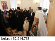 Митрополит Ювеналий произносит речьв день Великого освящения Христорождественского храма села Мытники Рузского района (2019 год). Редакционное фото, фотограф Дмитрий Неумоин / Фотобанк Лори
