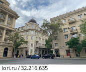 Улица Расула Рзы осенью,  Баку, Азербайджан (2019 год). Редакционное фото, фотограф Овчинникова Ирина / Фотобанк Лори