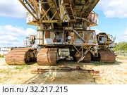 Old rusty multi bucket excavator, giant stacker, absetzer in sandy career. Стоковое фото, фотограф Mikhail Starodubov / Фотобанк Лори