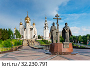 Россия, Сибирь, Ханты-Мансийск, храм Воскресения Христова, памятник "Святым равноапостольным Кириллу и Мефодию" (2018 год). Редакционное фото, фотограф Александр Циликин / Фотобанк Лори