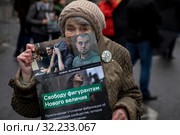 Участница согласованного митинга держит плакат в поддержку фигурантов уголовного дела движения "Новое величие" на проспекте Сахарова в городе Москве, Россия. 29 сентября 2019. Редакционное фото, фотограф Николай Винокуров / Фотобанк Лори