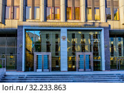 Сове́т Федера́ции Федерального собрания Российской Федерации. Вход в здание. Ул. Большая Дмитровка, дом 26. Москва, Россия. (2018 год). Стоковое фото, фотограф Владимир Устенко / Фотобанк Лори
