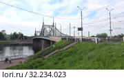 Вид на Староволжский мост облачным июльским днем. Тверь, Россия (2017 год). Редакционное видео, видеограф Виктор Карасев / Фотобанк Лори