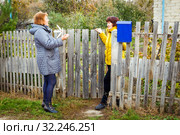 A lively conversation between two neighbors. Стоковое фото, фотограф Акиньшин Владимир / Фотобанк Лори
