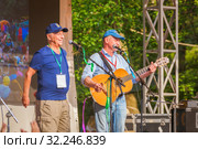 Russia, Samara, July 2016: Speech by Alexander Gorodnitsky, at the Grushinsky Festival on Mastryukovskie lakes on a summer day. Редакционное фото, фотограф Акиньшин Владимир / Фотобанк Лори