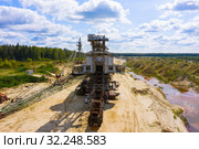 Old rusty multi bucket excavator, giant stacker, absetzer in sandy career. Стоковое фото, фотограф Mikhail Starodubov / Фотобанк Лори