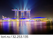 Сингапур. Отель "Марина Бэй Сандс". Лазерное шоу на набережной Marina Bay вечером (2018 год). Редакционное фото, фотограф Галина Савина / Фотобанк Лори