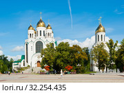 Храм Христа Спасителя и Часовня Петра и Февронии. Солнечный день, ранняя осень. Площадь Победы. Калининград. Россия (2019 год). Редакционное фото, фотограф E. O. / Фотобанк Лори
