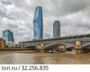 Железнодорожный мост и Лондонский Сити (City of London). Лондон. Великобритания (2019 год). Редакционное фото, фотограф Сергей Афанасьев / Фотобанк Лори