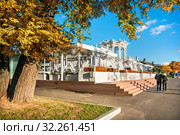 Кафе Фудкорт на ВДНХ Empty street cafe Foodcourse at VDNH (2018 год). Редакционное фото, фотограф Baturina Yuliya / Фотобанк Лори