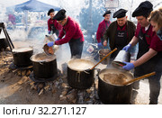 Preparation of Escudella on tuesday of Carnival, Castelltercol (2018 год). Редакционное фото, фотограф Яков Филимонов / Фотобанк Лори