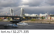 Два туристических экскурсионных судна проходят мост Бетанкура облачным октябрьским днем. Санкт-Петербург (2019 год). Редакционное видео, видеограф Виктор Карасев / Фотобанк Лори