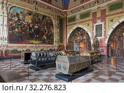 Роскилле, Дания. Интерьер капеллы Кристиана IV в соборе Роскилле с саркофагами короля и членов его семьи (2015 год). Редакционное фото, фотограф Михаил Марковский / Фотобанк Лори