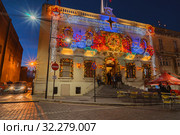 People relax in bar in central square in Paola during celebration of Christmas in Malta (2018 год). Редакционное фото, фотограф Kira_Yan / Фотобанк Лори