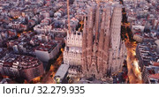 Night aerial view of Sagrada Familia – impressive cathedral designed by Gaudi, Barcelona (2019 год). Редакционное видео, видеограф Яков Филимонов / Фотобанк Лори