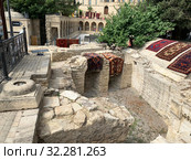 Азербайджан, город Баку. Улица Асафа Зейналлы в историческом районе Ичери-шехер (Старый город). Фрагмент древней кладки у стен Девичьей башни (2019 год). Стоковое фото, фотограф Овчинникова Ирина / Фотобанк Лори