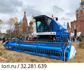 Зерноуборочный комбайн «Агромаш 3000» среди пшеничных колосьев на Красной площади. Московский фестиваль «Золотая осень». Москва, Россия (2019 год). Редакционное фото, фотограф Овчинникова Ирина / Фотобанк Лори