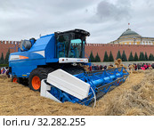 Зерноуборочный комбайн «Агромаш 3000» среди пшеничных колосьев на Красной площади. Московский фестиваль «Золотая осень». Москва, Россия (2019 год). Редакционное фото, фотограф Овчинникова Ирина / Фотобанк Лори