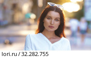 Young woman at the street. Стоковое видео, видеограф Илья Шаматура / Фотобанк Лори