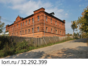 Гостиница Спасо-Вифанского монастыря Построена в 1893 году архитектором А. А. Латковым. Улица Маслиева, 25. Город Сергиев Посад. Московская область. Россия (2014 год). Стоковое фото, фотограф lana1501 / Фотобанк Лори