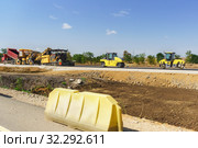 Строительство новой автомобильной дороги Таврида в Крыму. Желтые катки и асфальтоукладчик. Солнечный летний день. Стоковое фото, фотограф Наталья Гармашева / Фотобанк Лори