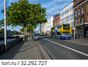 Набережная реки Лиффи - Aston Quay и двухэтажные ирландские автобусы Dublin Bus. Дублин. Ирландия (2019 год). Редакционное фото, фотограф Сергей Афанасьев / Фотобанк Лори