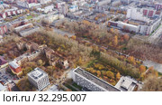Вид сверху на высотные жилые дома в центре Екатеринбурга. Россия. Стоковое видео, видеограф Евгений Ткачёв / Фотобанк Лори