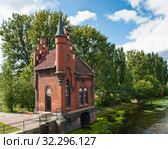 Дом смотрителя Высокого моста. Солнечный день ранней осенью. Калининград. Россия (2019 год). Редакционное фото, фотограф E. O. / Фотобанк Лори