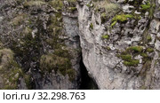 Карстовая пещера Кутук-Сумган. Спуск спелеологов в пещеру. Sumgan-Kutuk karst cave. Descent cavers in the cave. Aerial view. (2019 год). Редакционное видео, видеограф Евгений Романов / Фотобанк Лори